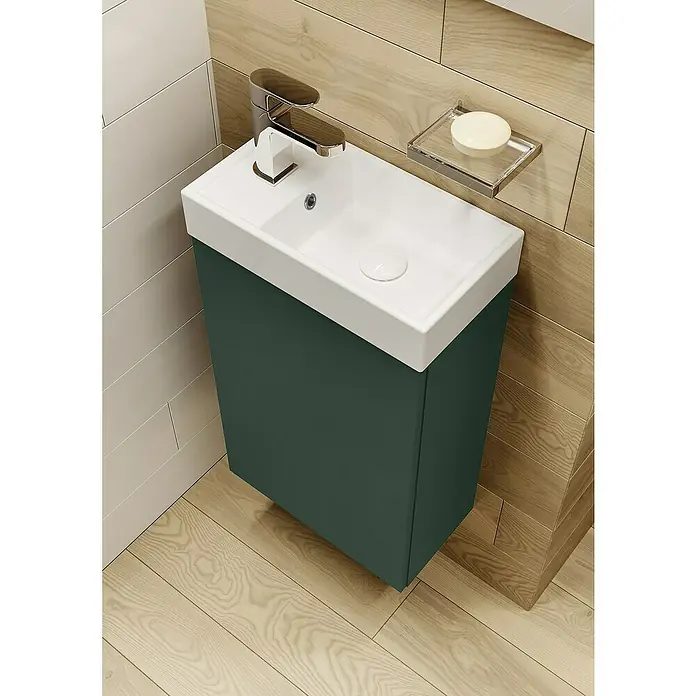 Riva Badmöbel-Set Young - Gesamtbreite Badmöbel: 40 cm, Waldgrün, 2 -tlg. - Ein moderner Waschtisch mit dunkelgrünem Unterschrank und einem eleganten, rechteckigen Waschbecken mit Armatur und Seifenschale.