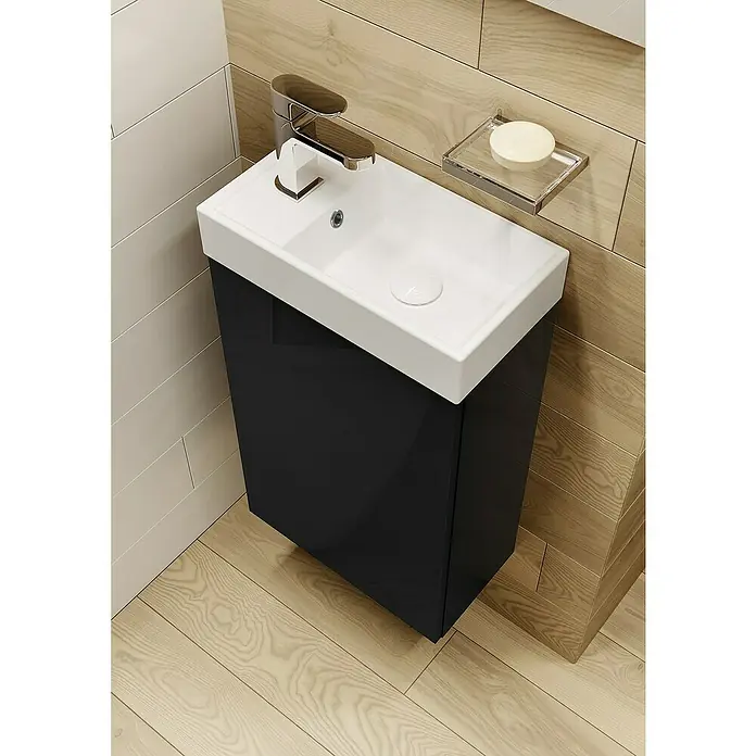 Riva Badmöbel-Set Young - Gesamtbreite Badmöbel: 40 cm, Schwarz glänzend, 2 -tlg. - Modernes Badezimmerwaschbecken mit schwarzem Unterschrank und Chromarmatur, akzentuiert durch eine Seifenschale.