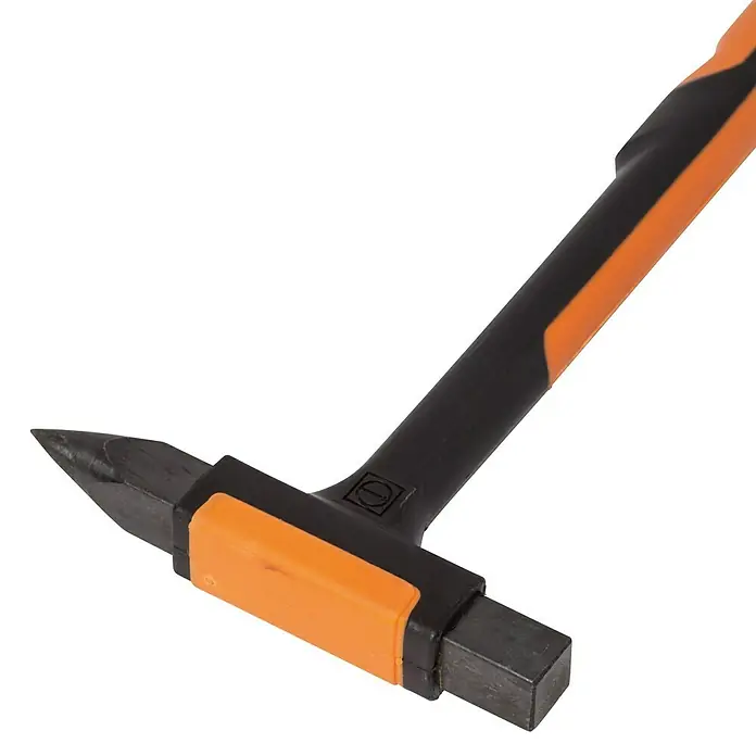 Picard Martillo para azulejos - Plástico - Primer plano de un martillo de albañil con cabeza negra, detalles naranjas y mango negro y naranja.