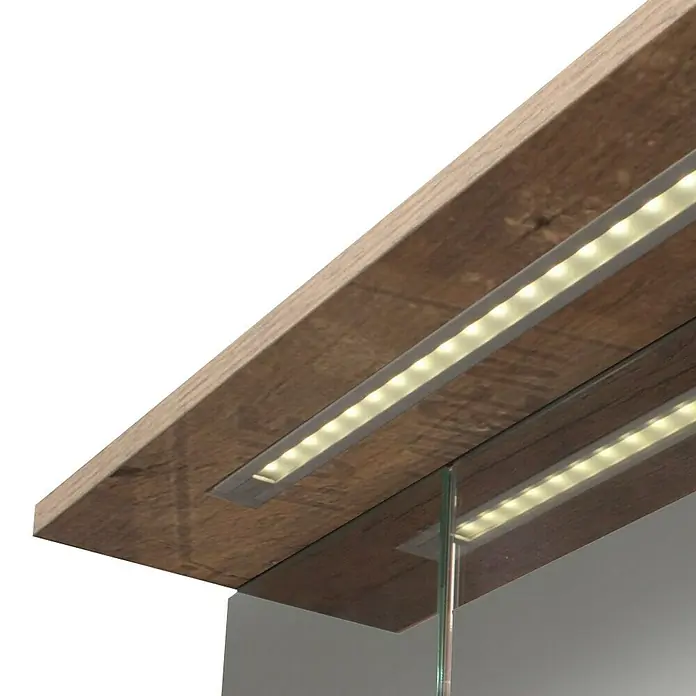 Schildmeyer Milan LED-Spiegelschrank - B x H: 70,5 x 72,5 cm, Mit Beleuchtung, Holz, Wotaneiche - Nahaufnahme einer modernen Spiegelschrankbeleuchtung mit LED-Streifen unter einer Holzablage.