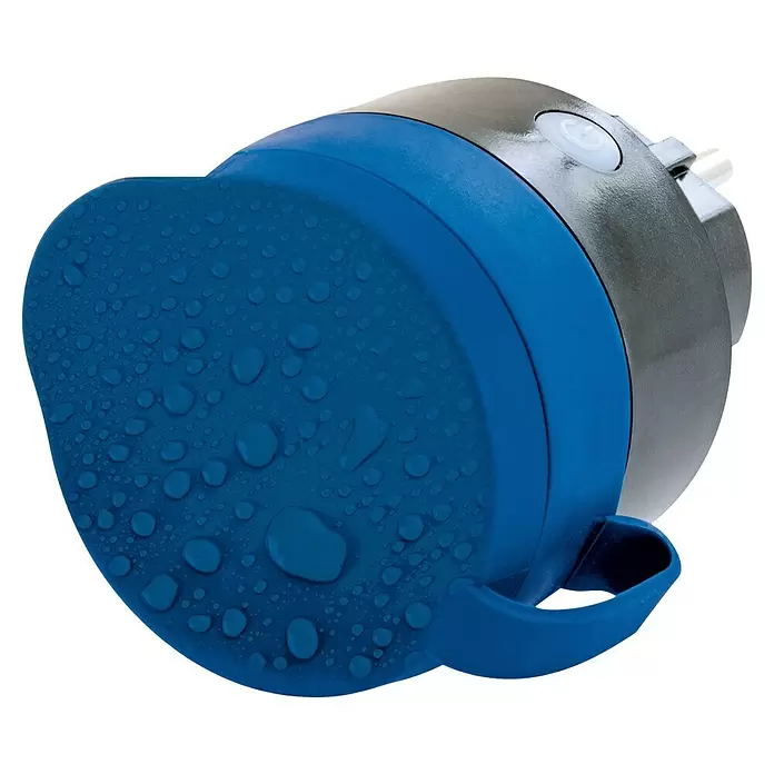Schwaiger Smart-Steckdose Außen - IP44, Blau, Schwarz, 3.680 W - Blauer und grauer wasserdichter Elektrostecker mit Wassertropfen.