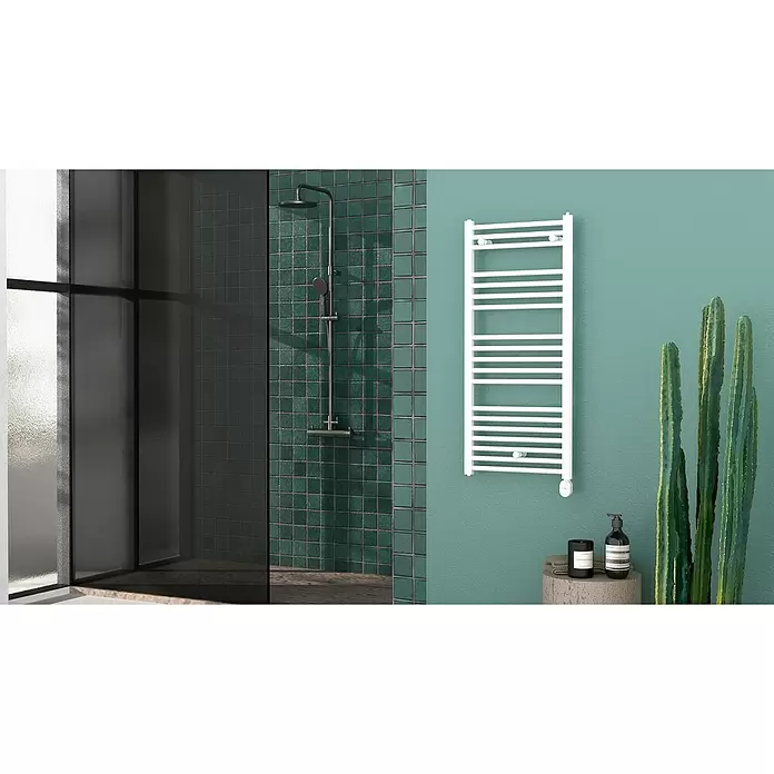 Rointe Radiador toallero eléctrico Elba Oval Wifi - An x Al: 50 x 112 cm, 500 W, Blanco, WiFi - Toallero eléctrico blanco montado en una pared verde azulado en un baño moderno, junto a una ducha con azulejos.