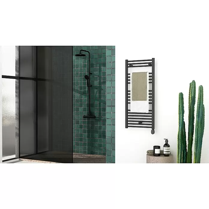 Rointe Radiador toallero eléctrico Elba Oval Wifi - An x Al: 50 x 112 cm, 500 W, Negro, WiFi - Toallero eléctrico negro con varias barras, sosteniendo una toalla beige y una blanca.