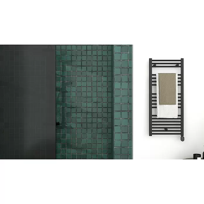 Rointe Radiador toallero eléctrico Elba Oval Wifi - An x Al: 50 x 112 cm, 500 W, Negro, WiFi - Toallero eléctrico de metal negro con dos toallas, frente a una pared de ducha alicatada en un baño moderno.