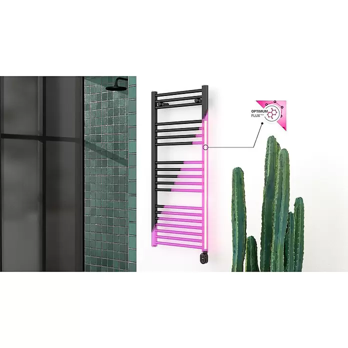 Rointe Radiador toallero eléctrico Elba Oval Wifi - An x Al: 50 x 112 cm, 500 W, Cromo, WiFi - Radiador toallero eléctrico negro con elementos rosas brillantes y Optimum Flux Tech, instalado en un baño moderno con ducha y planta.