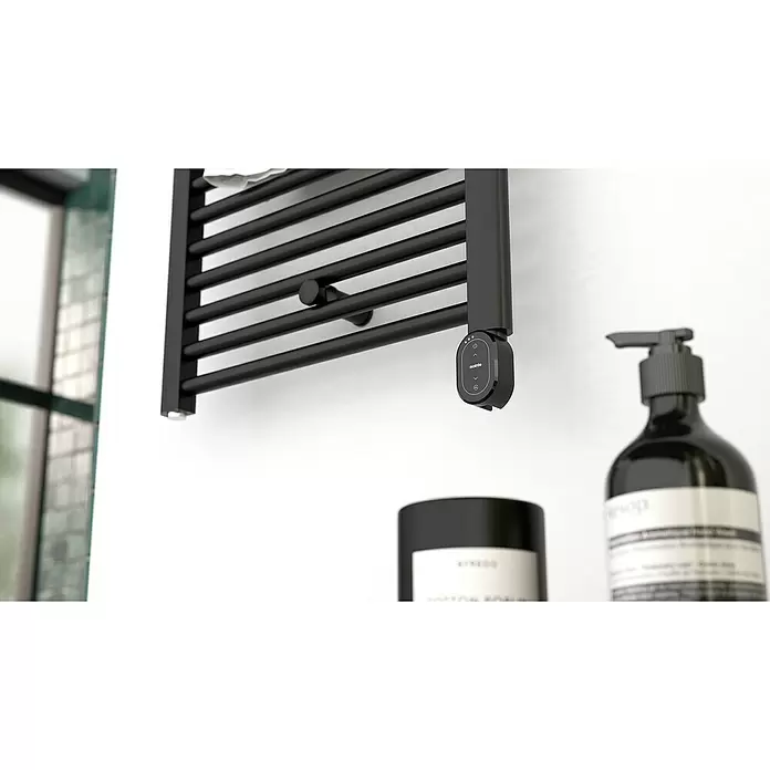 Rointe Radiador toallero eléctrico Elba Oval Wifi - An x Al: 50 x 77 cm, 300 W, Negro, WiFi - Toallero eléctrico negro mate con control digital, montado en la pared de un baño con botellas de lujo.