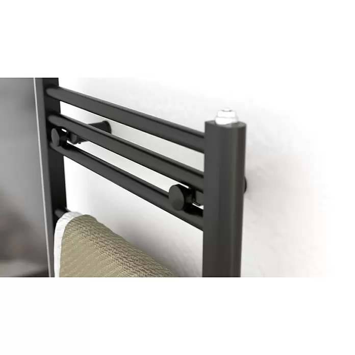 Rointe Radiador toallero eléctrico Elba Oval Wifi - An x Al: 50 x 77 cm, 300 W, Negro, WiFi - Toallero eléctrico negro de metal con una toalla beige colgada.