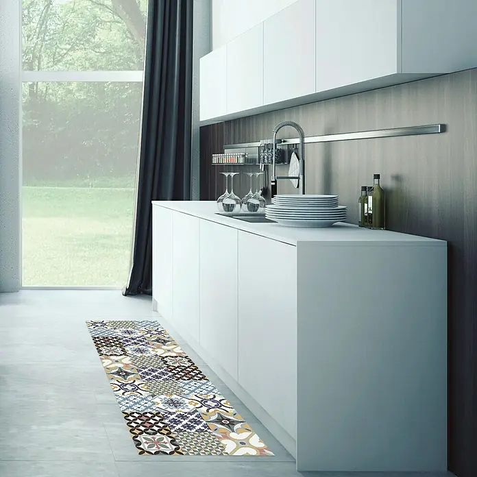 Alfombra de vinilo Croma hidraúlico - Multicolor, 200 x 60 cm - Imagen de una cocina con un colorido y estampado camino de cocina frente a los armarios.