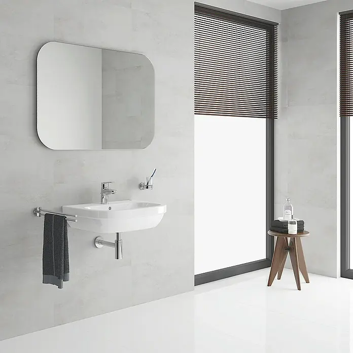 Grohe Europlus Waschtischarmatur S-Size - Chrom, Glänzend - Modernes Badezimmer mit Waschbecken, Spiegel und Holzjalousien für ein stilvolles Ambiente.