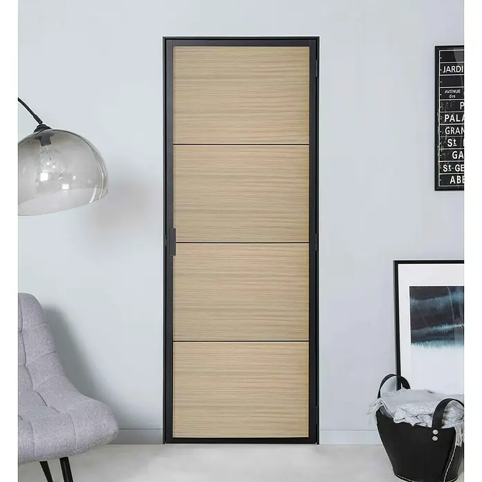 Kit atelier Drehtür Loft Holz District - 880 x 2.005 mm, Rechts - Eine moderne Tür mit vier horizontalen Holzpaneelen und einem schlanken schwarzen Rahmen, die Eleganz und schlichtes Design vereint.
