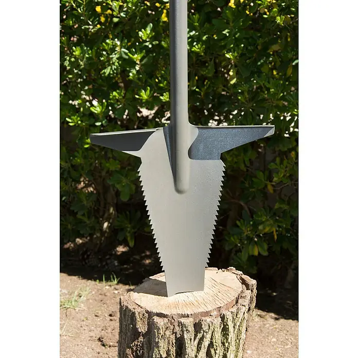 Starlyf Multifunktionsspaten Root Digger - 114 cm, Stahl - Nahaufnahme eines grauen Spatens mit Sägezahnklinge, der auf einem Baumstumpf steht, ideal für Gartenarbeiten und Landschaftsbau.