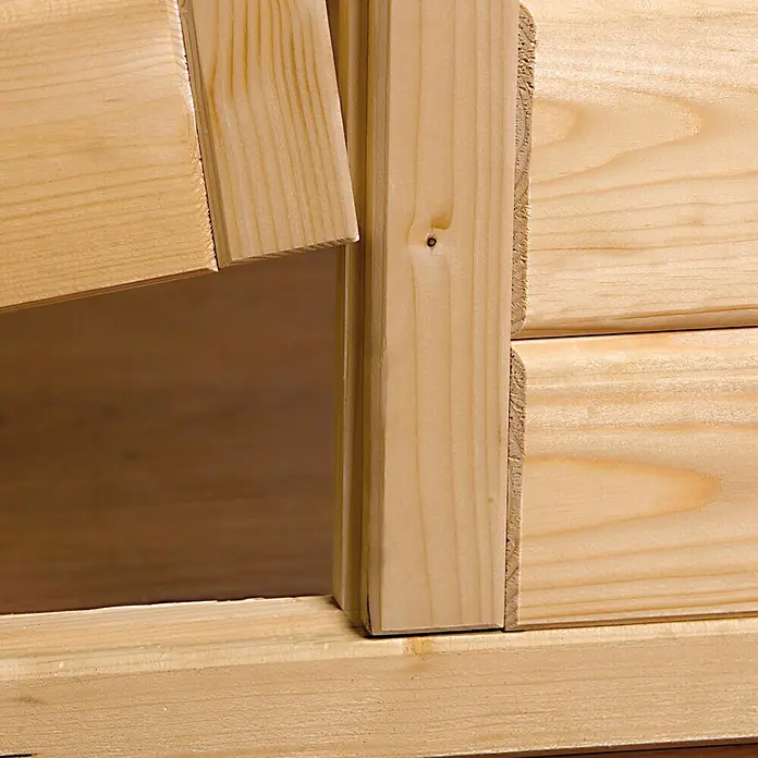 Weka Massivholzsauna KEMI 5 GT - L x B x H: 193 x 245 x 199 cm - Ein Nahaufnahme der Holzkonstruktion, die die Details und die Handwerkskunst des Produkts hervorhebt.