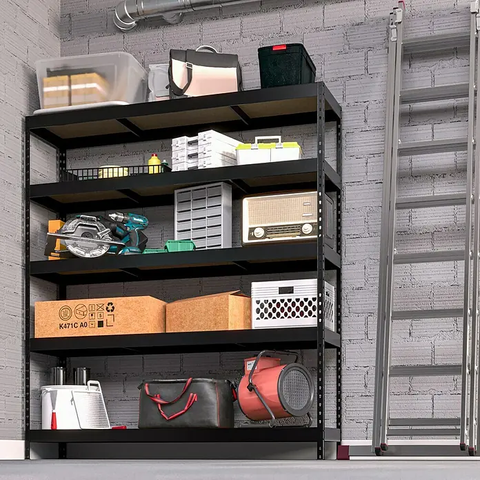 Regalux Schwerlastregal - H x B x T: 180 x 160 x 40 cm, Traglast pro Boden: 265 kg, Anzahl Böden: 5 Stk., Stecken, Anthrazitgrau - Eine Aufnahme eines gut organisierten schwarzen Regals mit Werkzeugen, Kisten und anderen Gegenständen vor einer grauen Ziegelwand.