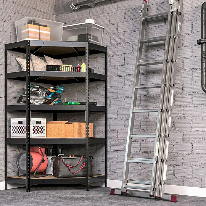 Regalux Eckregal - H x B x T: 180 x 90 x 40 cm, Traglast pro Boden: 210 kg, Anzahl Böden: 5 Stk., Stecken, Anthrazitgrau - Lagerraum mit einem Metallregal voller Werkzeuge und einer Aluminiumleiter an der Wand.