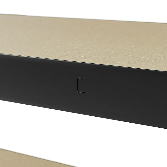 Regalux Schwerlastregal - H x B x T: 180 x 180 x 40 cm, Traglast pro Boden: 265 kg, Anzahl Böden: 5 Stk., Stecken, Anthrazitgrau - Nahaufnahme eines Möbelstücks mit einer glatten, hellbraunen Oberfläche und einer darunterliegenden schwarzen Blende, die ein schlichtes und modernes Design zeigt.