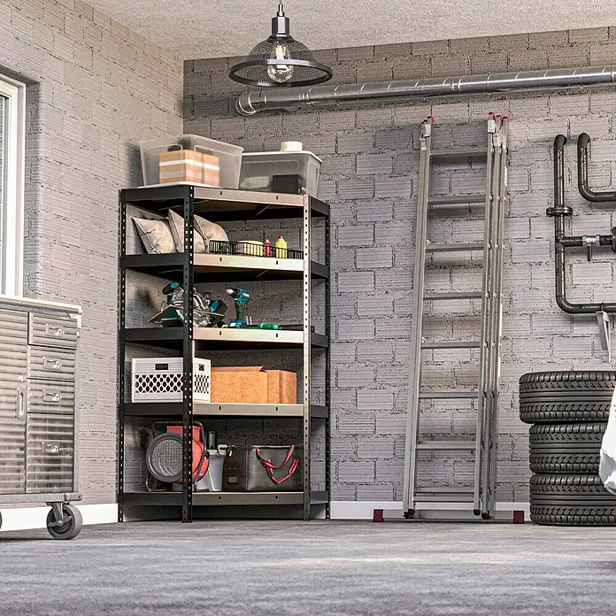 Regalux Eckregal - H x B x T: 180 x 90 x 40 cm, Traglast pro Boden: 210 kg, Anzahl Böden: 5 Stk., Stecken, Anthrazitgrau - Bild eines schwarzen Metallregals im Garagenstil, das mit verschiedenen Gegenständen gefüllt ist.