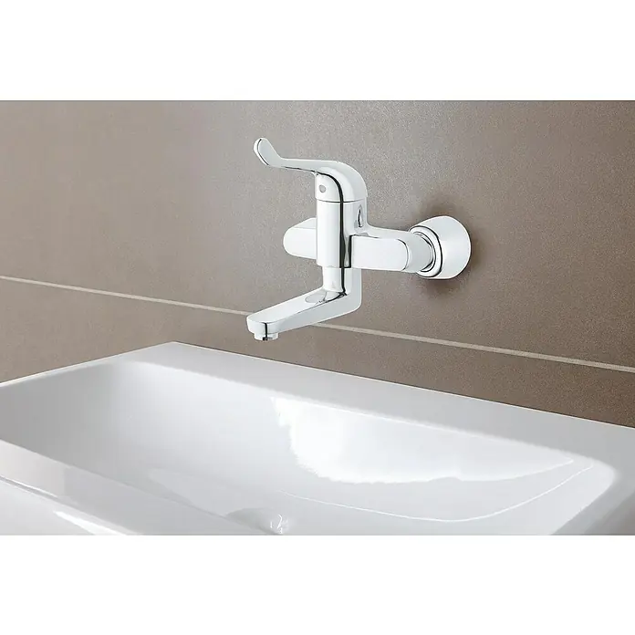 Grohe Euroeco Special Waschtischarmatur - Wandmontage, Chrom, Glänzend, Ausladung Armatur: 197 mm - Nahaufnahme einer verchromten Wandarmatur über einem weißen Waschbecken, die das moderne Baddesign und die hochwertige Verarbeitung hervorhebt.