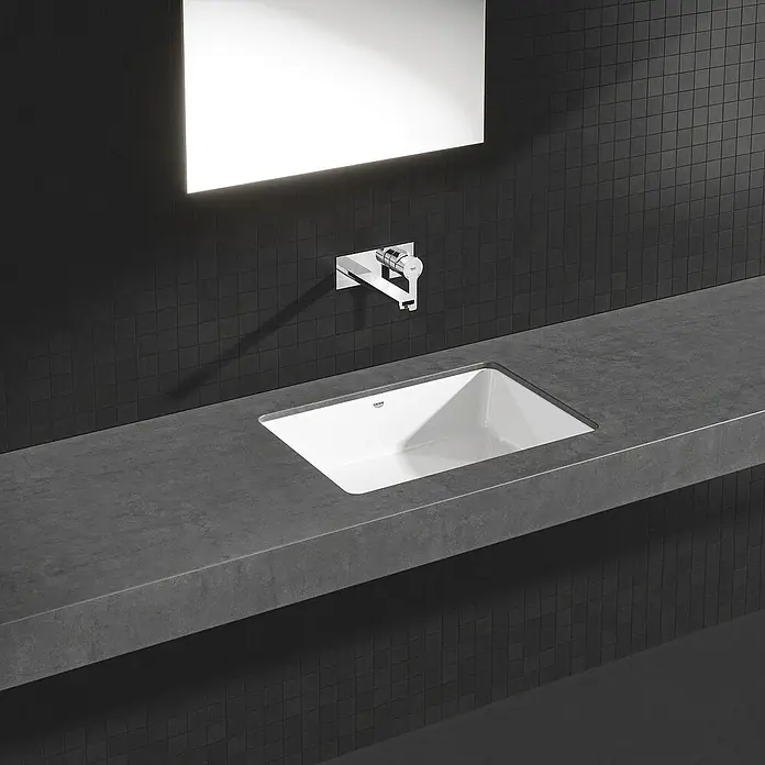 Grohe Lineare Waschtischarmatur - Wandmontage, Chrom, Glänzend, Ausladung Armatur: 207 mm - Elegantes, modernes Waschbecken mit minimalistischem Design und Armatur an einer dunklen Wand. Die perfekte Kombination für stilvolle Badezimmer.