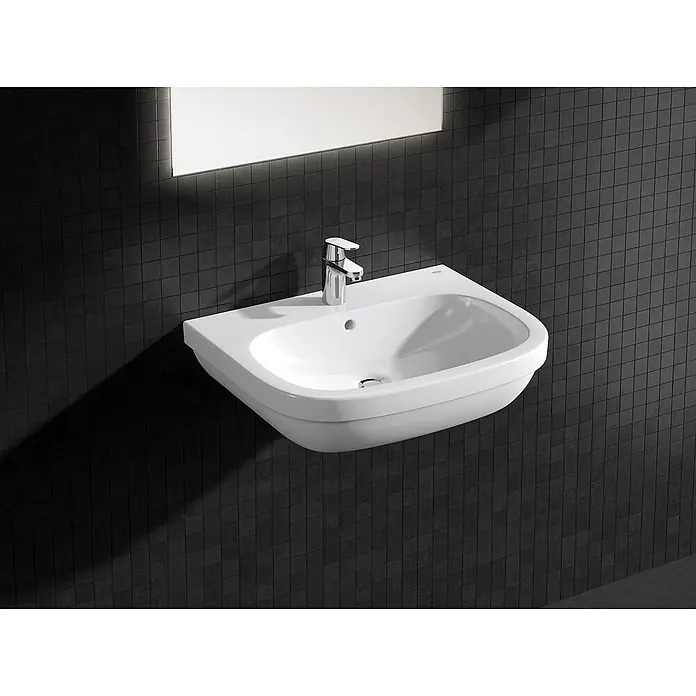 Grohe Eurosmart Cosmopolitan Waschtischarmatur S-Size mit Durchflussbegrenzer - Mit Zugstange, Chrom, Glänzend - Moderne Waschbecken-Nahaufnahme mit schlankem Design und verchromtem Wasserhahn, montiert an einer dunklen, gefliesten Wand.