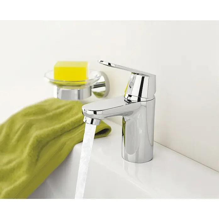 Grohe Eurosmart Cosmopolitan Waschtischarmatur S-Size - Ohne Zugstange, Chrom, Glänzend - Nahaufnahme einer modernen Armatur mit fließendem Wasser in einem sauberen, hellen Badezimmer.