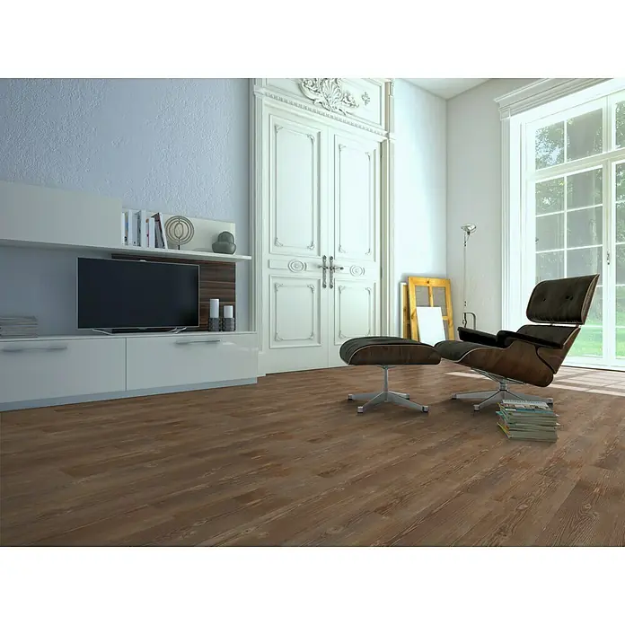 b!design Vinylboden SPC - Hickory, Landhausdiele, 1.220 x 181 x 3,8 mm - Modernes Wohnzimmer mit einem bequemen Sessel und einem stilvollen Ottomanen auf einem warmen Holzboden. Der Fernseher ist auf dem Sideboard platziert.