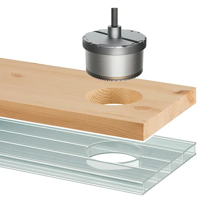 Wolfcraft Mehrkranzlochsäge - 7 -tlg., Schnitttiefe: 33 mm - Ein Kreisschneider wird verwendet, um ein Loch in ein Holzbrett und eine transparente Oberfläche zu bohren.