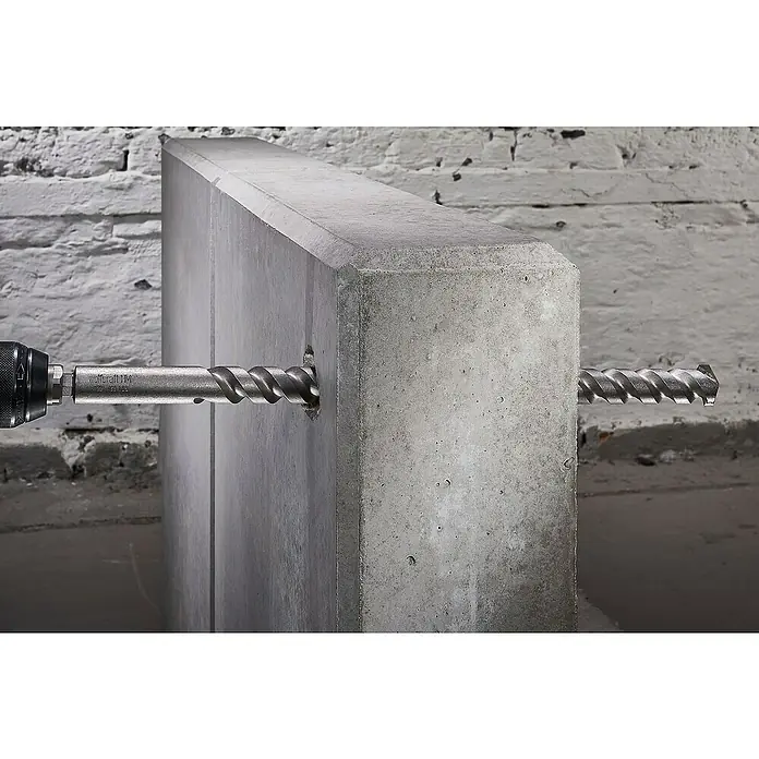Wolfcraft Beton- & Steinbohrer Mauerdurchbruchsbohrer - Durchmesser Bohrer: 12 mm - Ein Wolfcraft HM 322 593100 Bohrer bohrt durch eine graue Betonwand, die vor einem Ziegelhintergrund steht.
