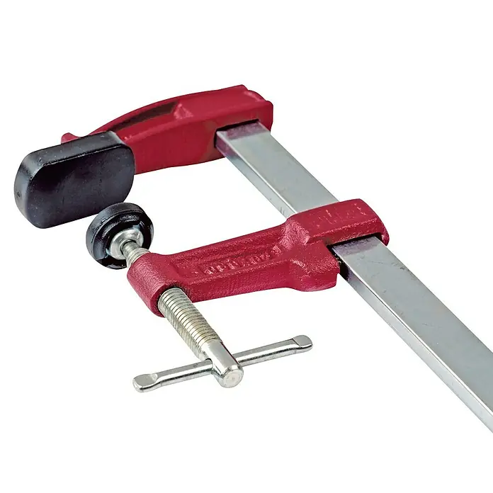 Piher Sargento M-15 - Anchura de sujeción: 150 mm, Fuerza de tensión: 4.000 N, Apertura máxima: 70 mm - Imagen de una abrazadera de barra con mango rojo y riel plateado, una herramienta para fijar piezas de trabajo de forma segura.