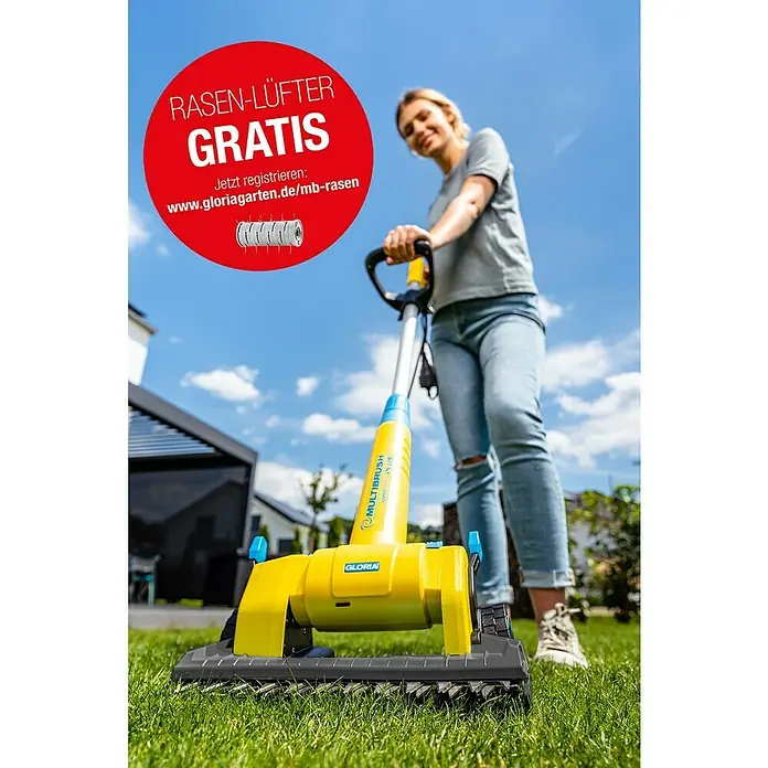 Gloria MultiBrush Grasscherenaufsatz FineCut - Passend für: MultiBrush PLUS Geräte - Frau arbeitet mit dem Gloria MultiBrush Speedcontrol PLUS Rasenlüfter auf dem Rasen. Jetzt Rasenlüfter gratis sichern!