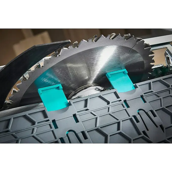 Wolfcraft Führungsschiene FKS 145 - L x B x H: 145 cm x 19 cm x 1,2 mm, Aluminium - Detailaufnahme einer Kreissäge mit scharfen Zähnen und Schutzvorrichtungen für sicheres Arbeiten.