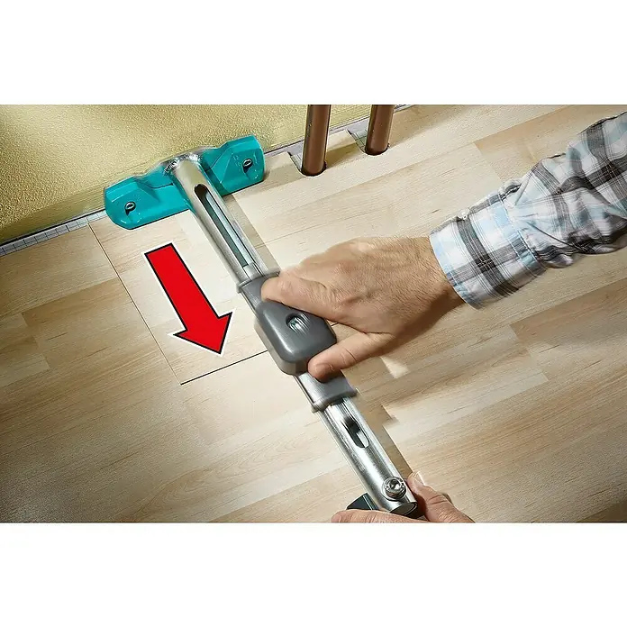 Wolfcraft Zugeisen - 410 x 170 x 80 mm, Metall - Bodenschneider in Aktion: Laminat und Parkett verlegen leicht gemacht.\n