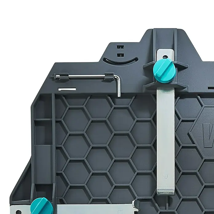 Wolfcraft Führungsschiene FKS 145 - L x B x H: 145 cm x 19 cm x 1,2 mm, Aluminium - Detailaufnahme einer Wolfcraft-Schneidlehre mit Sechskantstruktur, blauen Knöpfen und silberner Führungsschiene.