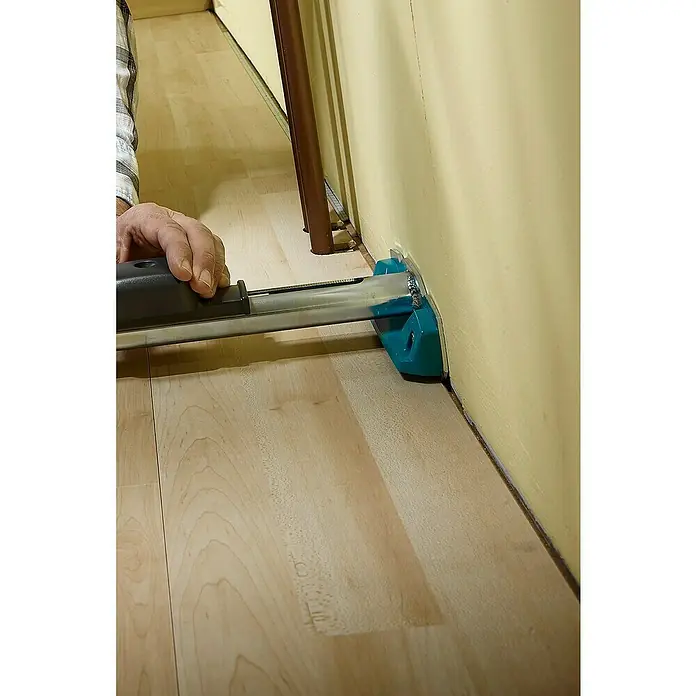 Wolfcraft Zugeisen - 410 x 170 x 80 mm, Metall - Bild einer Sockelleisten-Montagehilfe, die beim präzisen Anbringen von Fußleisten an Wänden hilft.