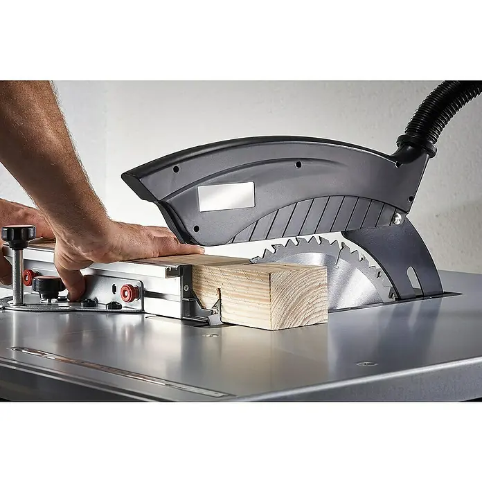 Wolfcraft Kreissägeblatt Serie braun - 350 mm, Bohrung: 30 mm, Anzahl Zähne: 32 Stk. - Detailaufnahme einer Tischkreissäge, die ein Holzstück schneidet, mit Fokus auf Präzision und Werkzeug.