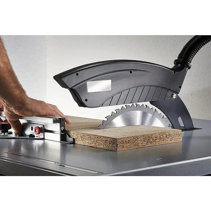 Wolfcraft Kreissägeblatt Serie braun - 350 mm, Bohrung: 30 mm, Anzahl Zähne: 32 Stk. - Eine Tischkreissäge schneidet ein Stück Holz, die Hand des Bedieners ist sichtbar, was die Präzision und Sicherheit des Werkzeugs hervorhebt.