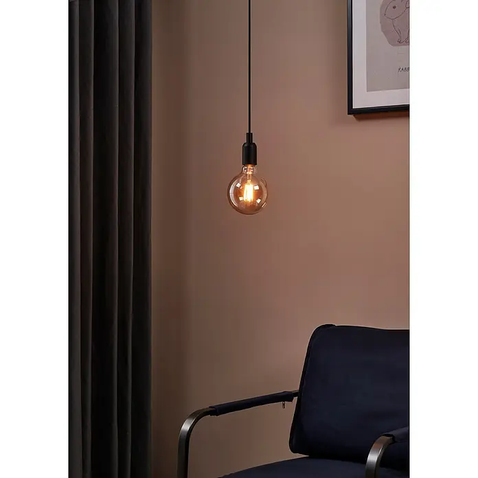 Eglo Bombilla LED Ámbar - E27, Intensidad regulable, Blanco cálido, 320 lm, 4 W - Esta toma muestra una sola bombilla colgante que emite un brillo cálido, creando un ambiente acogedor y atractivo.