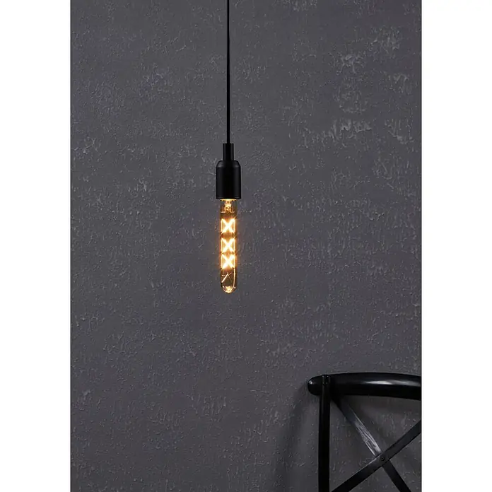 Eglo Bombilla LED Ámbar - E27, No regulable, Blanco cálido, 360 lm, 4 W - Primer plano de una lámpara colgante moderna con una bombilla alargada y un filamento distintivo en forma de X sobre una pared gris.