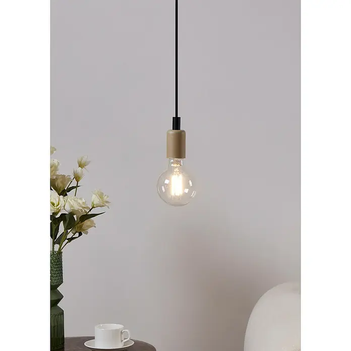 Eglo Bombilla LED Clear - E27, Intensidad regulable, Blanco cálido, 8 W, G95 - Primer plano de una lámpara colgante elegante con una bombilla transparente y un portalámparas beige, creando un ambiente cálido y acogedor.