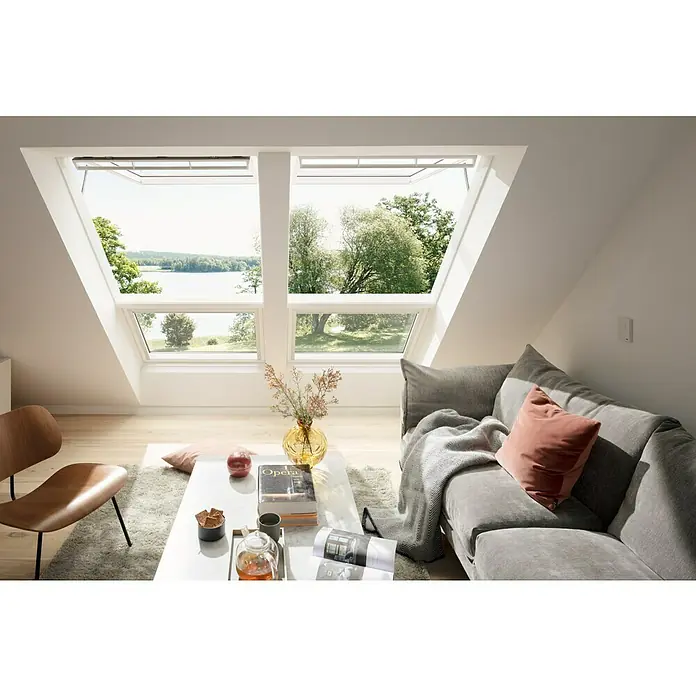 Velux Active Sensor Raumklima KLA 300 - Passend für: VELUX ACTIVE Starter-Set with NETATMO KIX 300 - Helles Dachzimmer mit großen Dachfenstern, die einen Blick auf die Natur bieten. Das Tageslicht erhellt den Raum und sorgt für eine angenehme Atmosphäre.