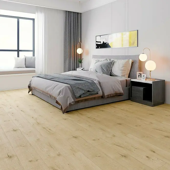b!design Vinylboden SPC - Conway Eiche, Landhausdiele, 1.220 x 181 x 3,5 mm - Schlafzimmer mit hellem Holzboden, grauem Bett und Nachttisch mit Lampe für eine gemütliche Atmosphäre.