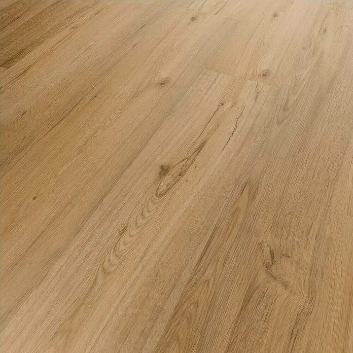 b!design Vinylbodenmuster SPC Kansas Eiche - 180 x 160 x 3,8 mm, Landhausdiele - Detailaufnahme von hellem Holzboden, der natürliche Maserungen und warme Farbtöne für ein einladendes Ambiente zeigt.