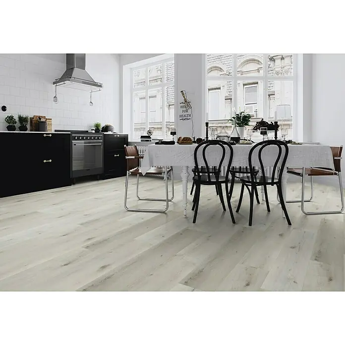 b!design Vinylboden SPC - Savannah Eiche, Landhausdiele, 1.220 x 181 x 3,5 mm - Ein helles, modernes Interieur mit Fokus auf den stilvollen Holzboden, der dem Raum eine warme und einladende Atmosphäre verleiht.