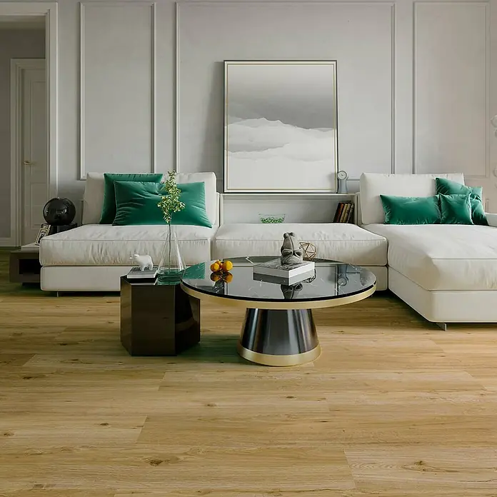 b!design Vinylbodenmuster SPC Kansas Eiche - 180 x 160 x 3,8 mm, Landhausdiele - Elegantes Wohnzimmer mit modernem Couchtisch und weißen Sofas mit smaragdgrünen Kissen. Die Holzböden verleihen Wärme.