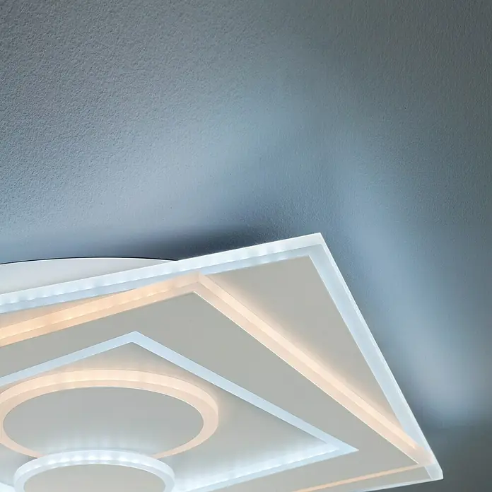 Fischer & Honsel LED-Deckenleuchte Ratio - 48 W, L x B x H: 50 x 50 x 6,4 cm, Weiß, Mehrfarbig - Nahaufnahme einer modernen, quadratischen LED-Deckenleuchte mit geometrischen Formen und warmweißem Licht. Elegantes Design für stilvolle Innenräume.