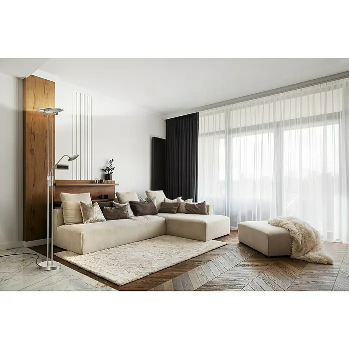 Fischer & Honsel Tallri LED-Deckenfluter - 42,5 W, Höhe: 180 cm, Nickel, Mehrfarbig - Ein helles Wohnzimmer mit einem modularen Sofa, einem weichen Teppich und einer eleganten Stehlampe, die das moderne Design unterstreichen.