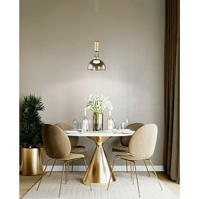 Fischer & Honsel LED-Pendelleuchte Avignon - 9 W, Rauchglas/Gold, Sandschwarz, Anzahl Leuchtmittel: 1 Stk. - Elegantes Esszimmer-Setup mit einem runden Tisch, samtigen Stühlen und einer modernen Pendelleuchte, die eine stilvolle Atmosphäre schafft.