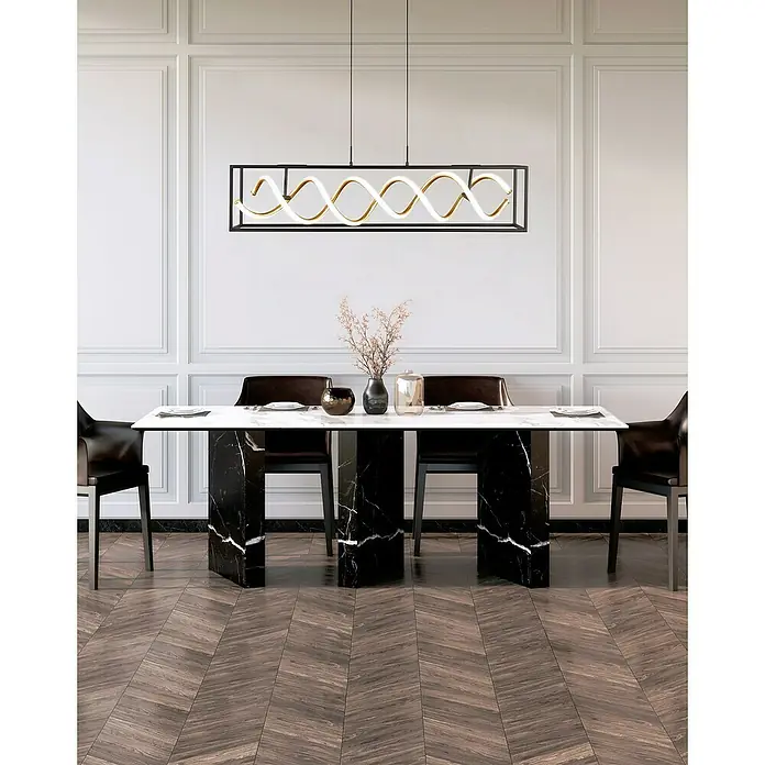 Fischer & Honsel LED-Pendelleuchte Gian - 42 W, L x B x H: 90 x 20 x 150 cm, Sandschwarz, Mehrfarbig - Elegantes Esszimmer mit einem Marmortisch, umgeben von Stühlen, und einer modernen, spiralförmigen Hängeleuchte als Blickfang.