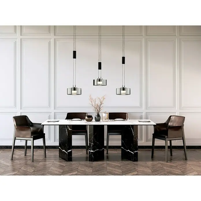Fischer & Honsel LED-Pendelleuchte Lavin - 27 W, Schwarz, Warmweiß, 3 Stk. - Elegantes Esszimmer mit Marmortisch und Lederstühlen unter modernen Hängeleuchten. Das stilvolle Design verleiht dem Raum eine luxuriöse Atmosphäre.