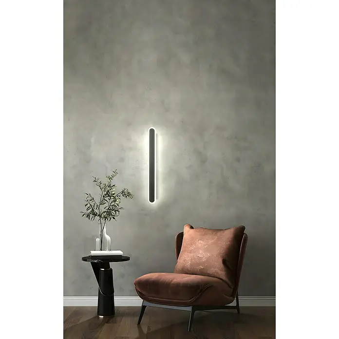 Fischer & Honsel LED-Wandleuchte Stretto - 16 W, L x B x H: 60 x 5 x 4,5 cm, Sandschwarz, Warmweiß - Elegantes Interieur mit moderner Wandleuchte, stilvollem Sessel und Beistelltisch, das eine gemütliche und designorientierte Atmosphäre schafft.