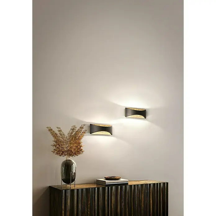 Fischer & Honsel LED-Wandleuchte Rio - 5,5 W, L x B x H: 22,5 x 7,7 x 9 cm, Sandschwarz/Gold, Warmweiß - Elegante Wandleuchten mit geschwungenem Design und warmem Licht, die eine stilvolle Atmosphäre im Raum schaffen.